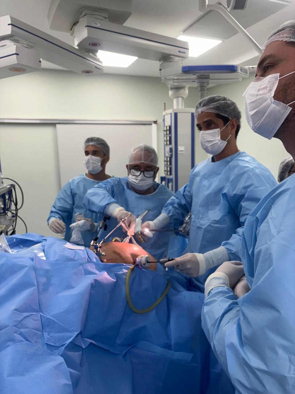Dr. Francisco em consulta no consultório