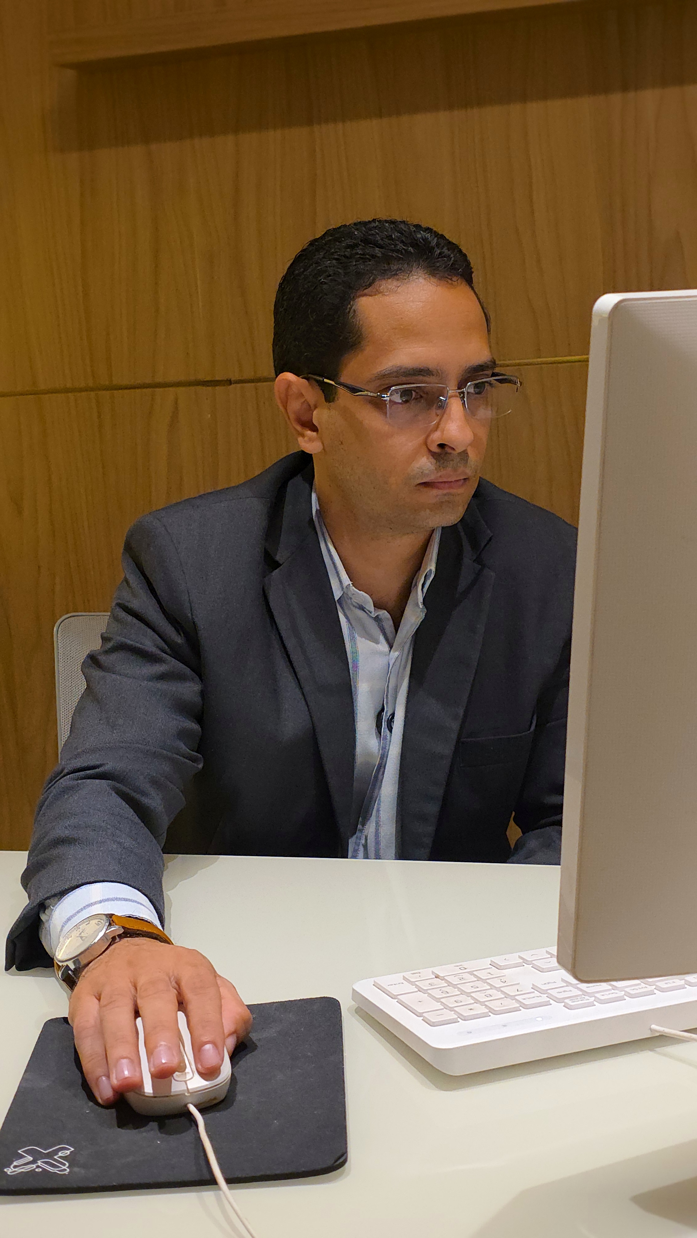 Dr. Francisco D'Anunciação em consultório